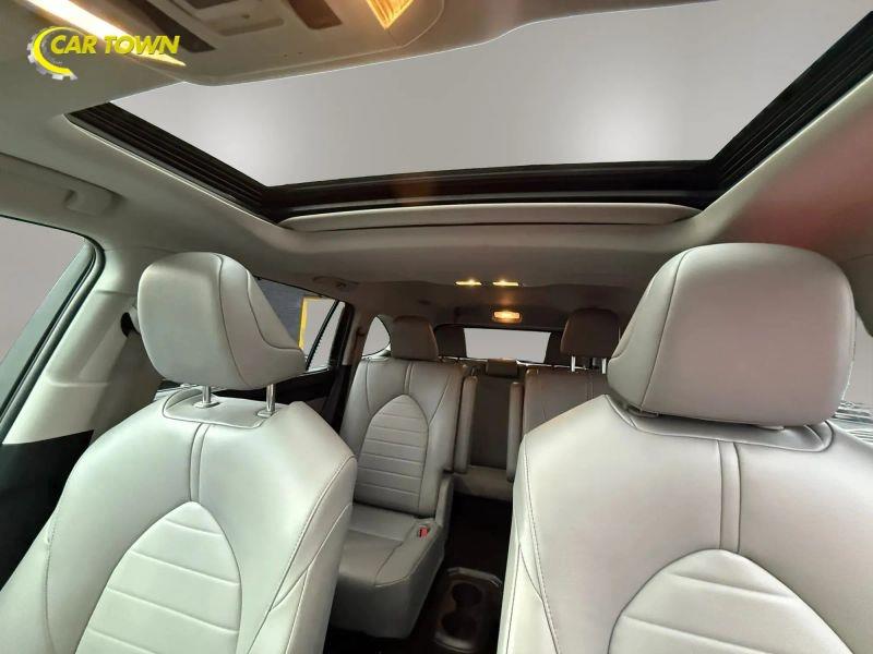 Vehicle photo 18