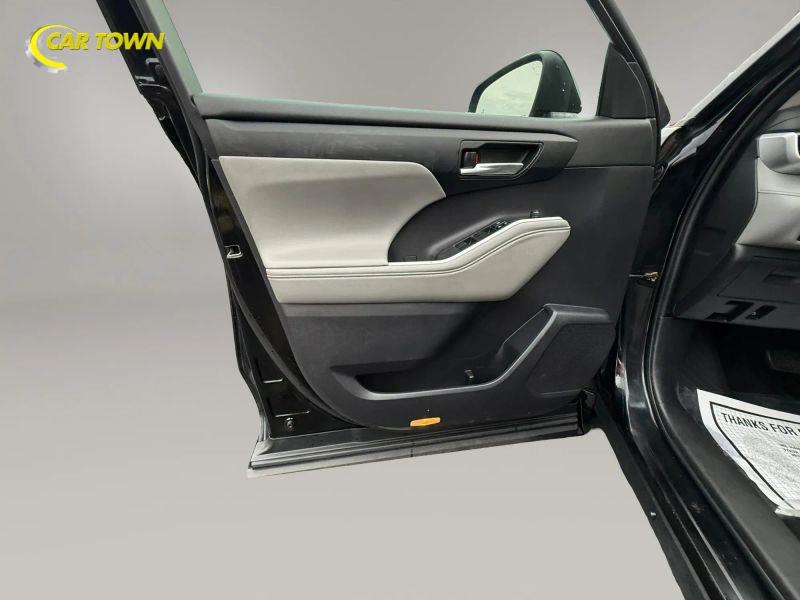 Vehicle photo 19