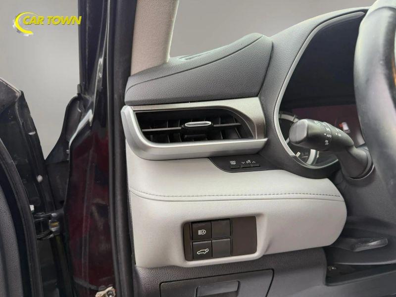 Vehicle photo 23