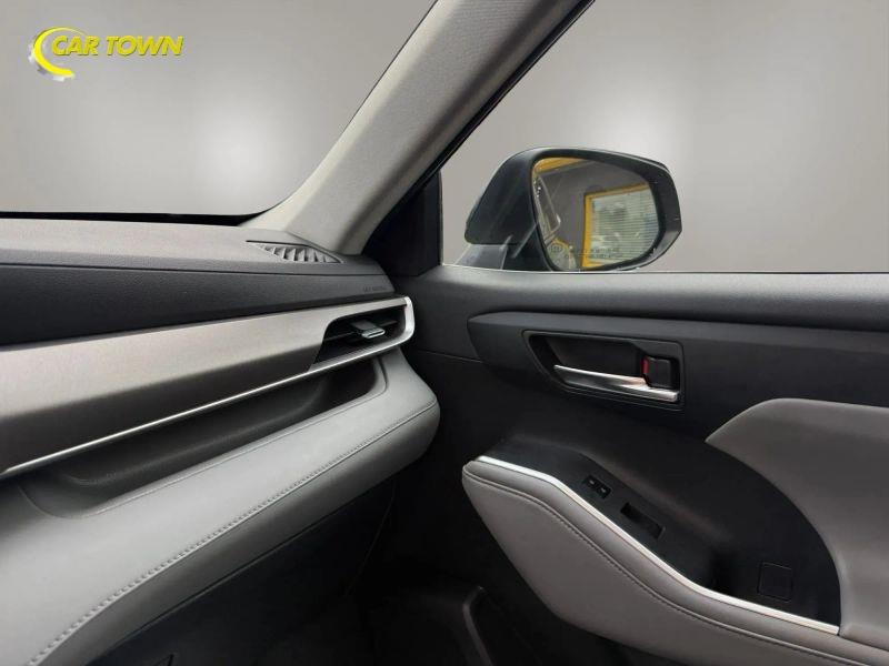 Vehicle photo 29