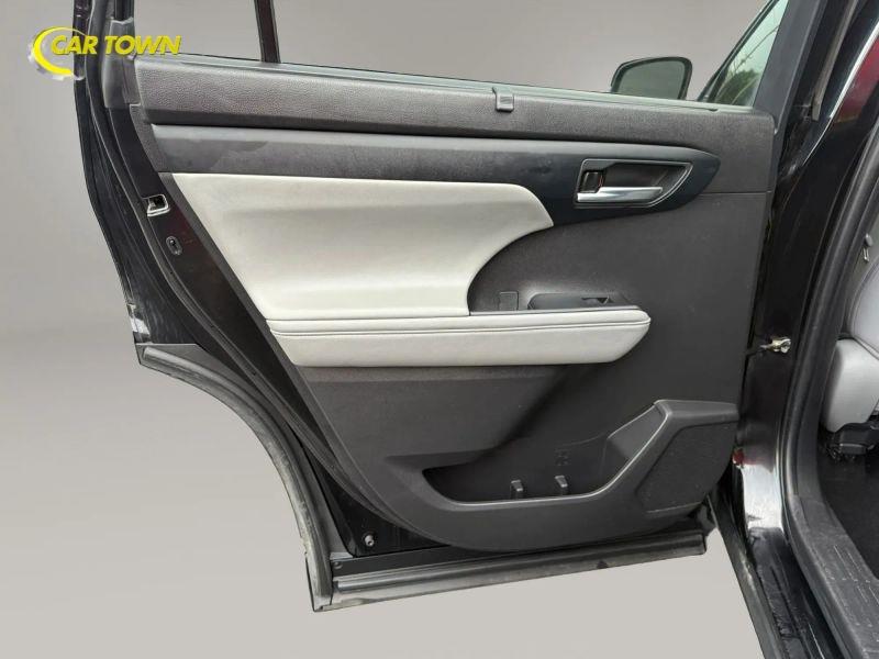 Vehicle photo 42