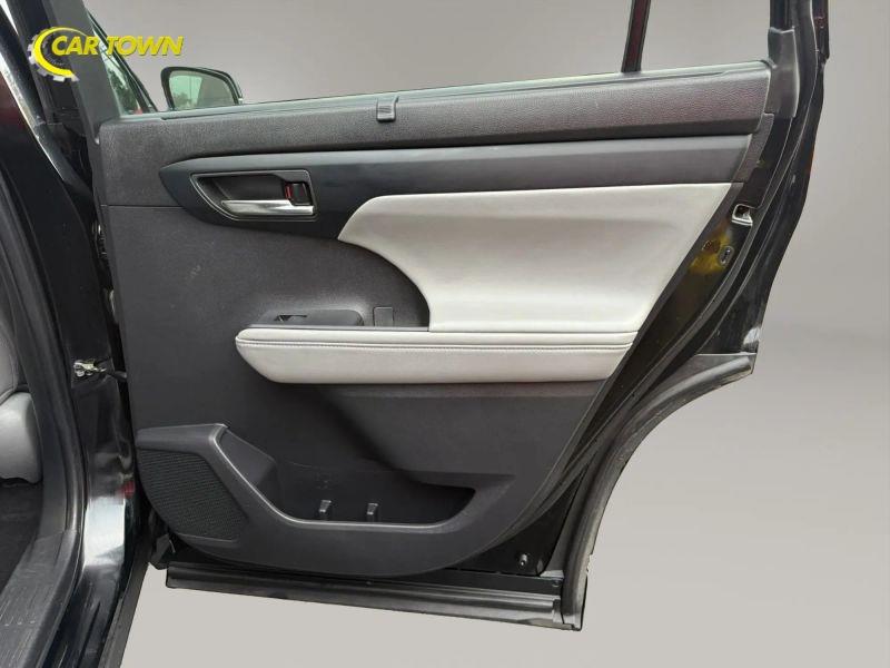 Vehicle photo 45