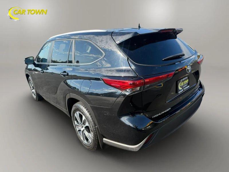 Vehicle photo 12
