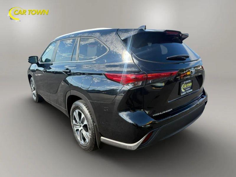 Vehicle photo 13