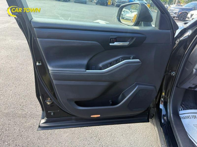 Vehicle photo 18