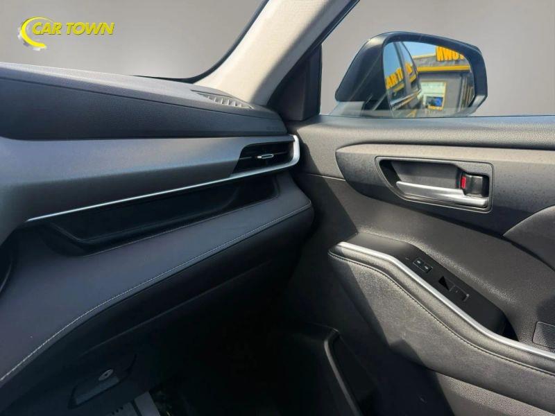 Vehicle photo 25