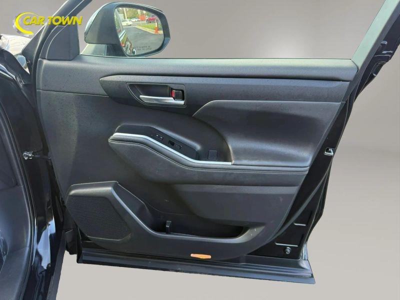 Vehicle photo 29