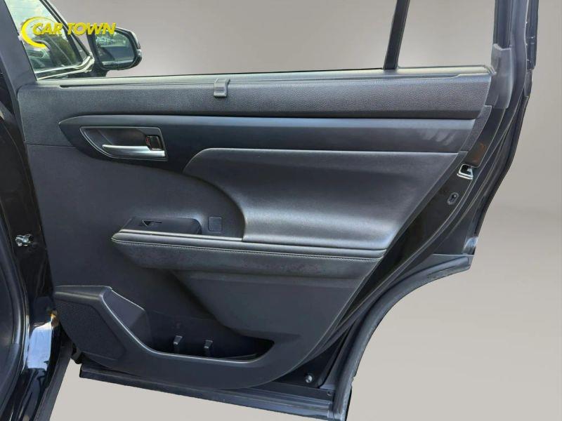 Vehicle photo 31