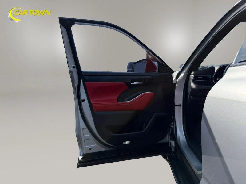 Vehicle photo 17