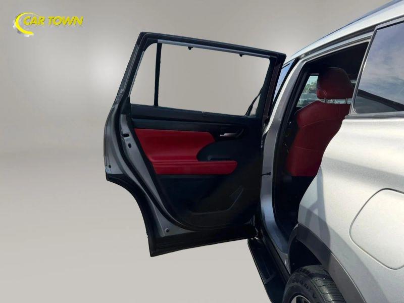 Vehicle photo 25