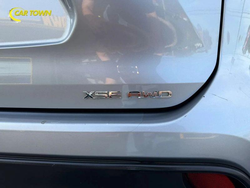 Vehicle photo 28