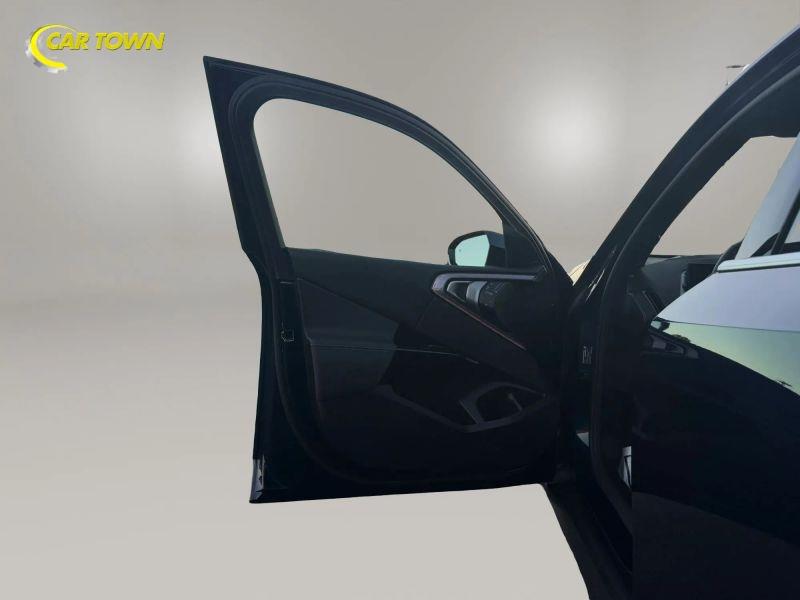 Vehicle photo 17