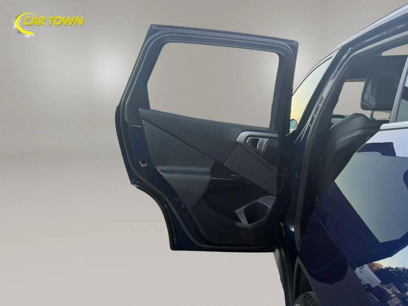 Vehicle photo 19