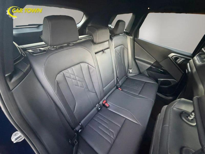 Vehicle photo 23