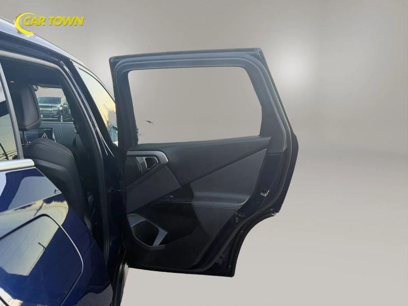 Vehicle photo 24