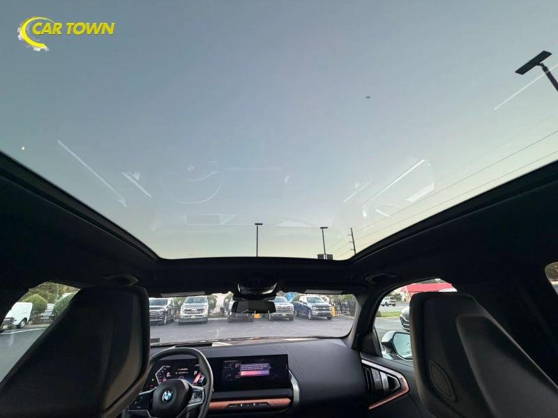 Vehicle photo 29