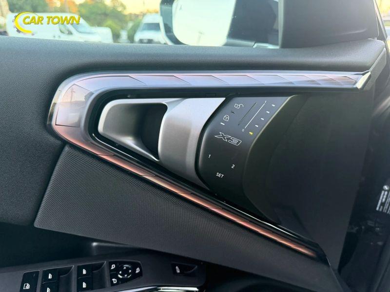 Vehicle photo 31