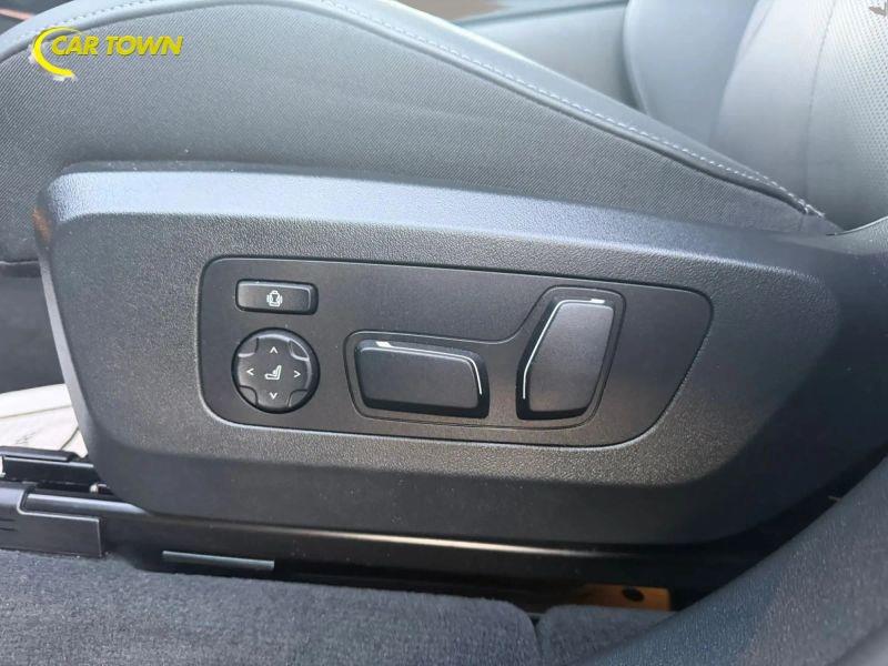 Vehicle photo 32