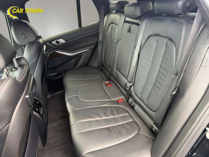 Vehicle photo 23