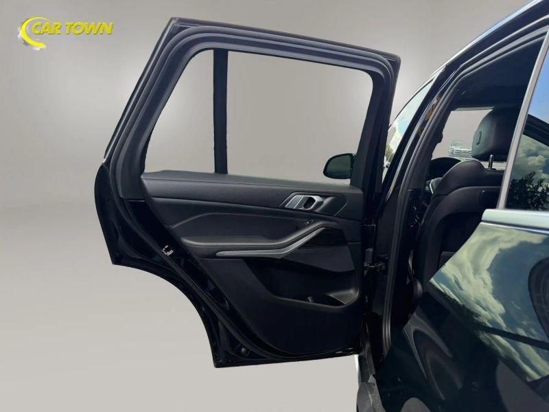Vehicle photo 24