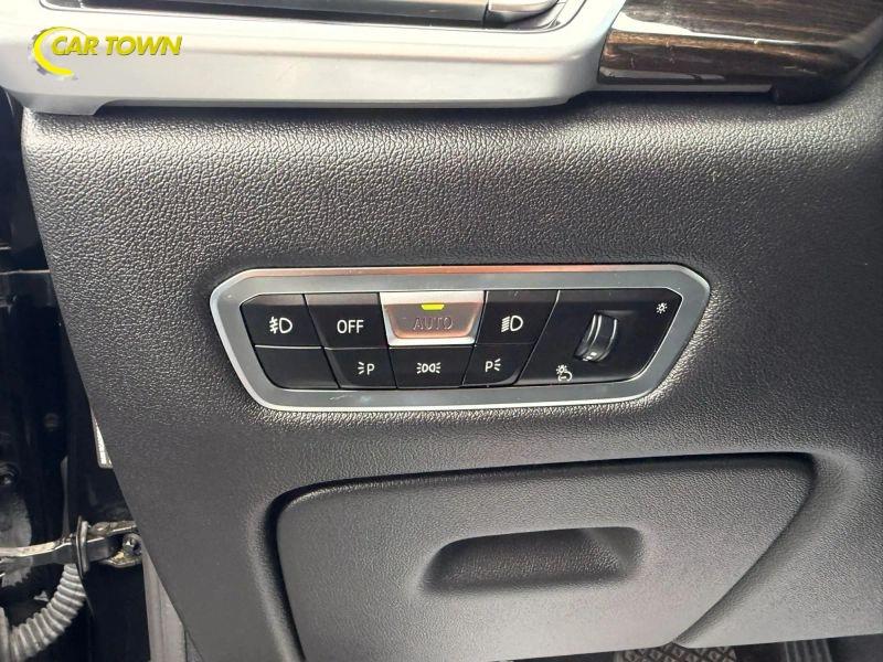 Vehicle photo 29