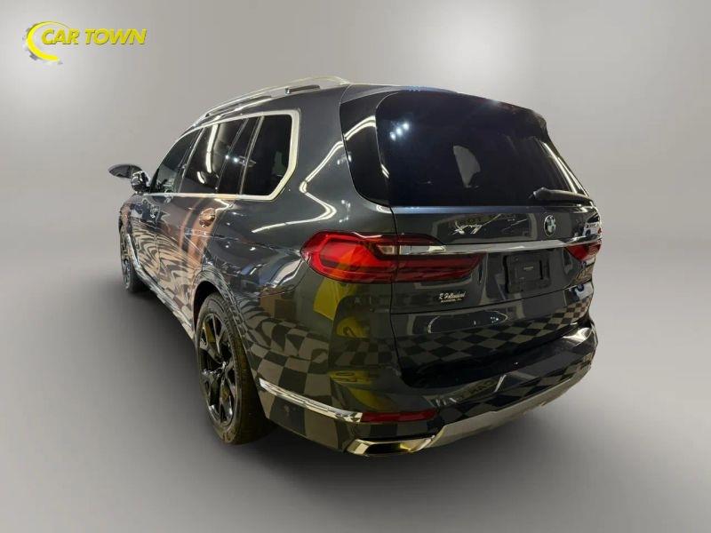 Vehicle photo 13