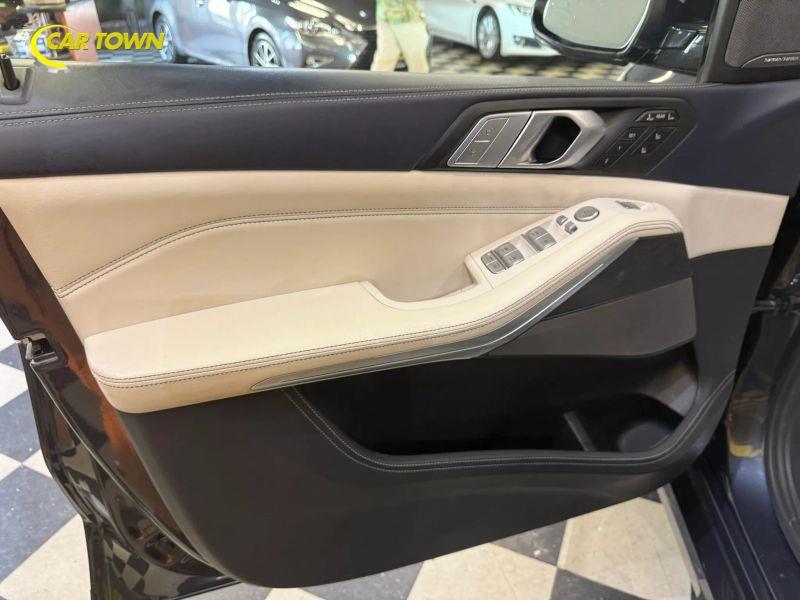Vehicle photo 19