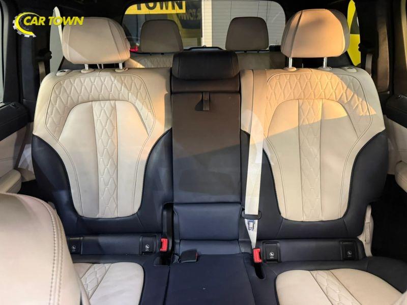 Vehicle photo 21