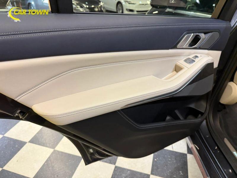 Vehicle photo 23