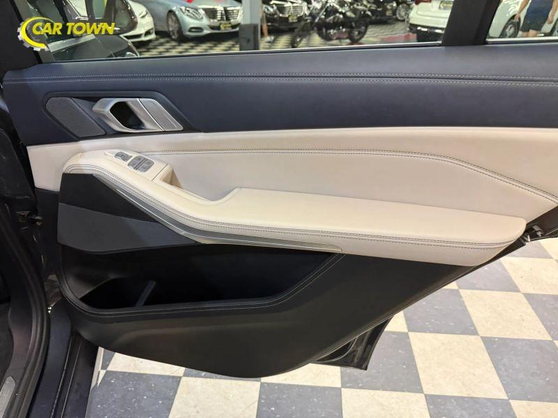 Vehicle photo 32