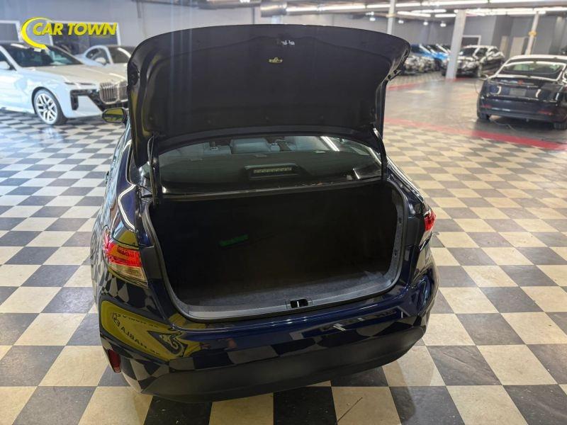 Vehicle photo 30