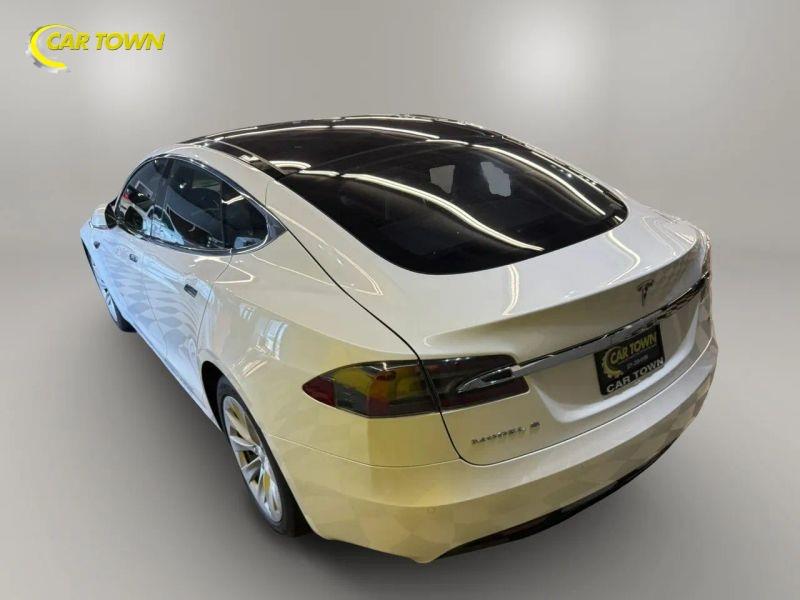 Vehicle photo 12