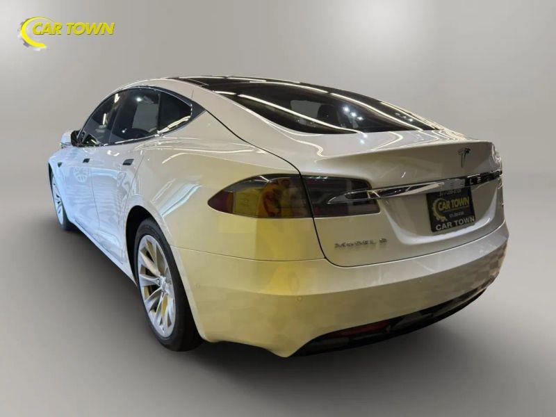 Vehicle photo 13