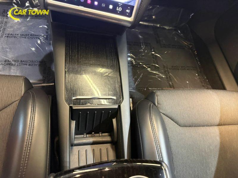 Vehicle photo 19