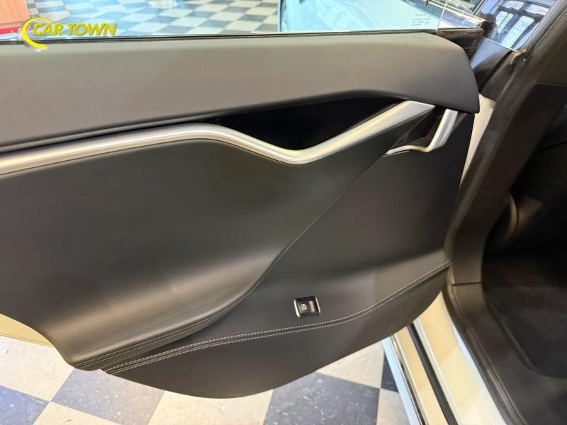 Vehicle photo 23