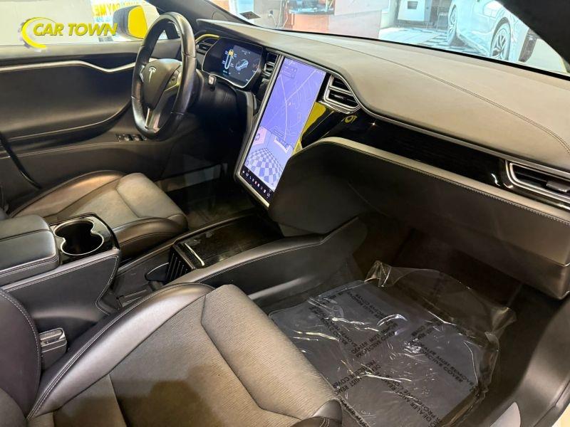 Vehicle photo 24