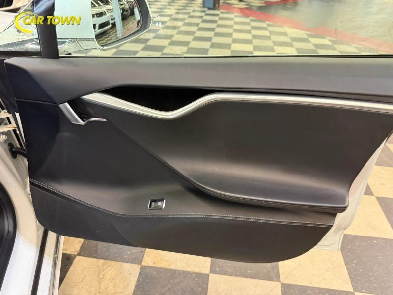 Vehicle photo 27