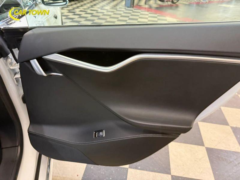 Vehicle photo 28
