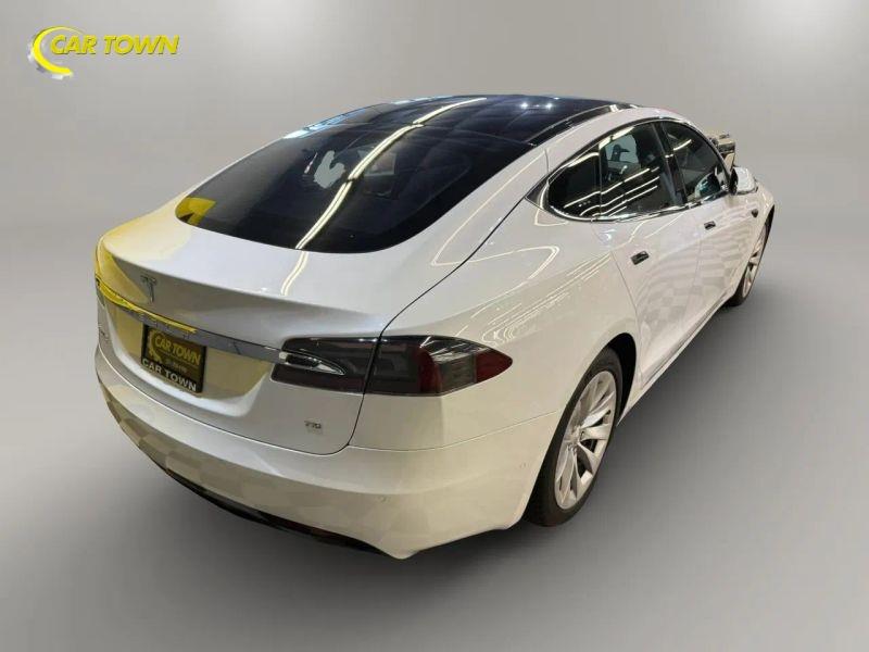 Vehicle photo 8