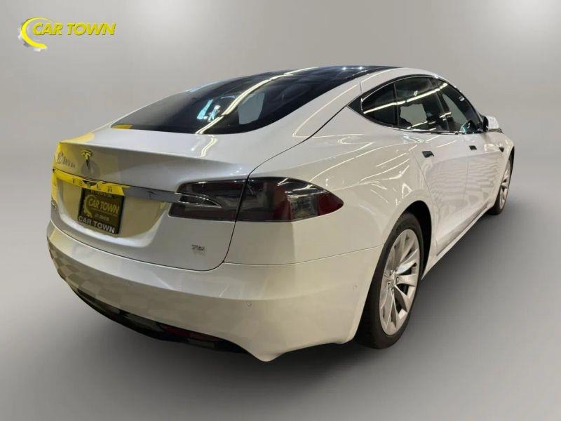 Vehicle photo 9