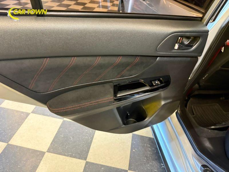 Vehicle photo 24