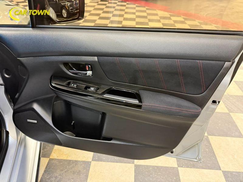 Vehicle photo 25