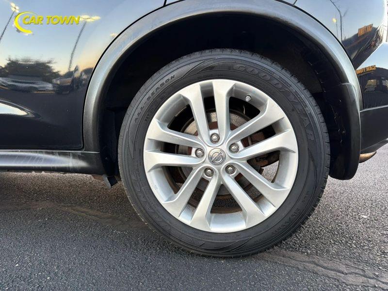 Vehicle photo 28