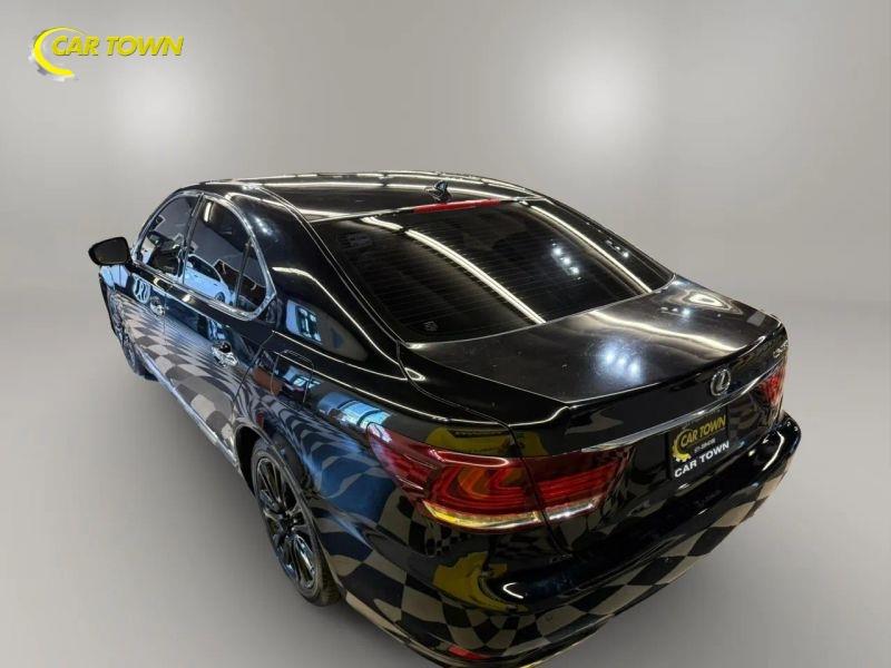 Vehicle photo 12