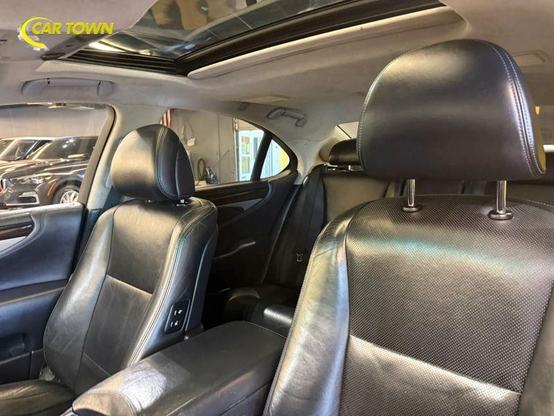 Vehicle photo 17