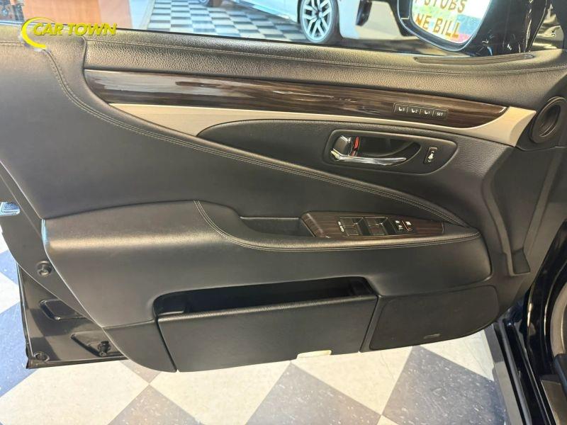 Vehicle photo 19