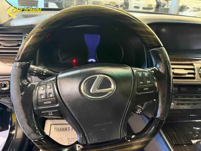 Vehicle photo 23
