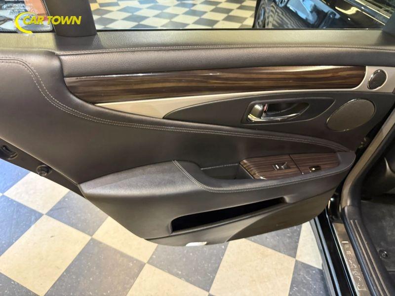 Vehicle photo 24