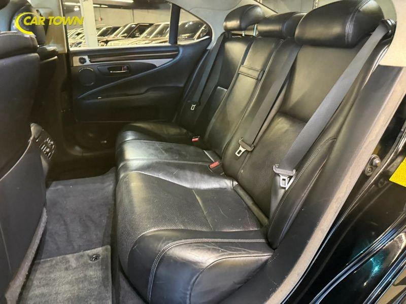 Vehicle photo 25