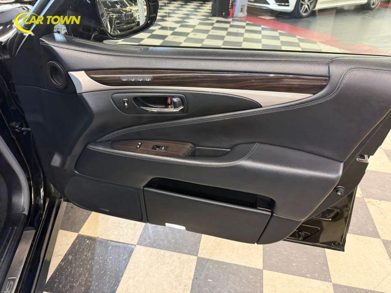 Vehicle photo 26